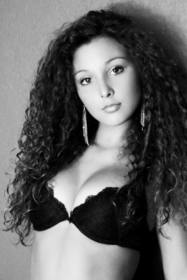 Black Bra & Earrings, par Xavier E. G. Dierick
